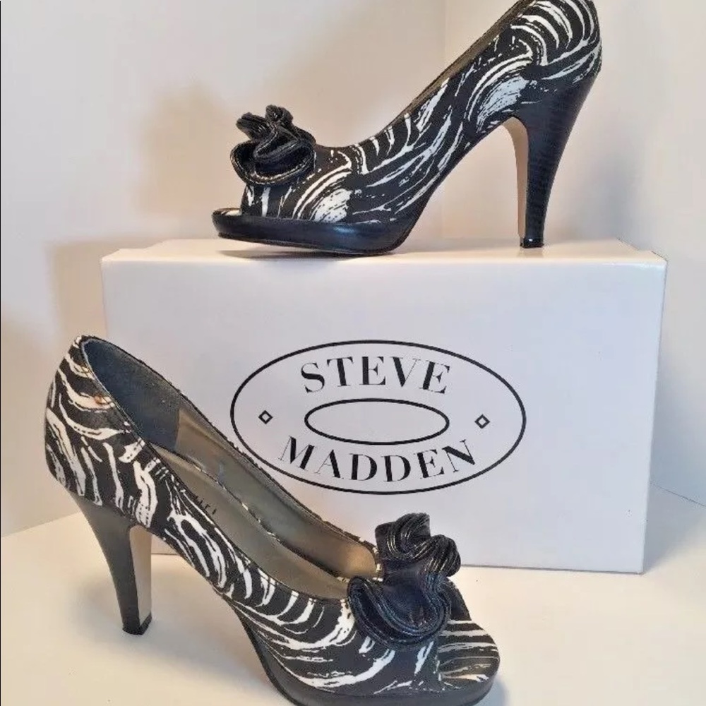 Steve Madden Open Toe Ruffled Pump Black & White